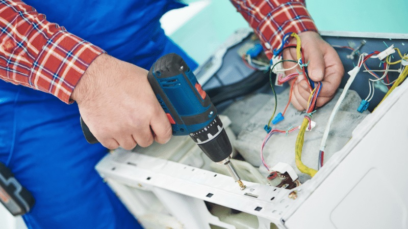 Şehzadeler Ariston Ariston çamaşır makinesi kart tamiri – Su almama arızası orijinal parça ile giderildi. - Teknik servis örneği